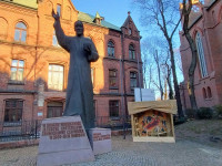 Żłóbek przed kościołem i w kościele