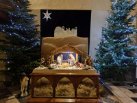 Żłóbek przed kościołem i w kościele