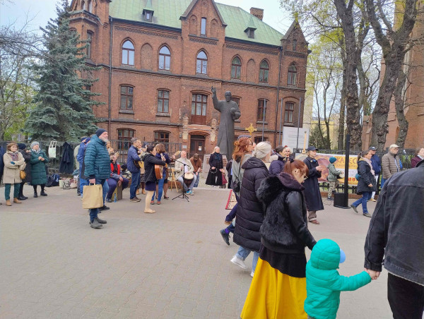 Ewangelizacja przed pomnikiem Najświętszego Zbawiciela